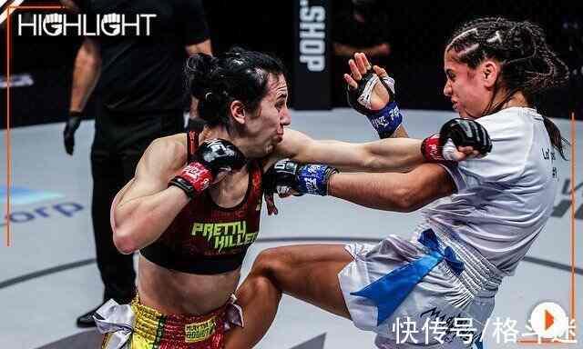 欧美女拳手被打视频,欧美女拳手遭遇重击瞬间，现场画面令人震惊